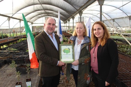 Под конец своей каденции посол Ирландии посадил дерево в Эштаоле