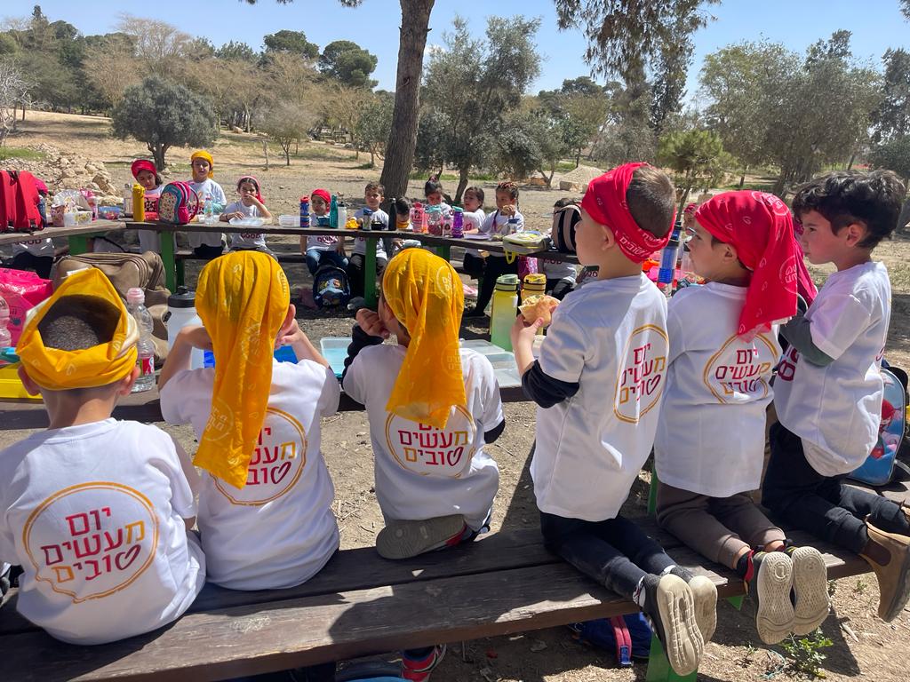 В честь Дня добрых дел дети присоединились к уборке мусора в лесу, организованной Еврейским Национальным Фондом – Керен Каемет ле-Исраэль (ККЛ-ЕНФ).