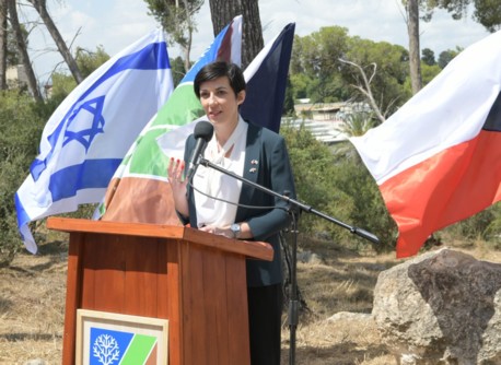 лес, который носит имя первого президента Чехословакии Томаша Масарика, посетила официальная делегация парламента Чехии во главе со спикером г-жой Маркетой Пекаровой-Адамовой