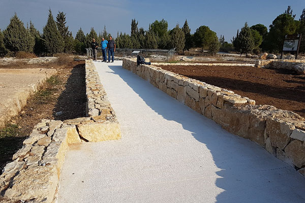 работники Центрального округа ЕНФ-ККЛ в ходе работ по обеспечению доступа инвалидам, фото: архив фотодокументов ЕНФ-ККЛ