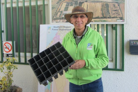 מנהל משתלת גילת פבלו צ'רקסקי. צילום: תניה זיסקינד